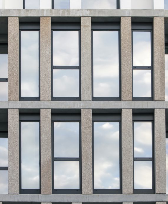 Sistema de ventanas abisagradas COR 70 con hoja oculta